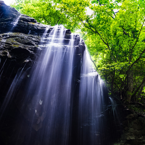 雪解け水の流れる渓流の滝